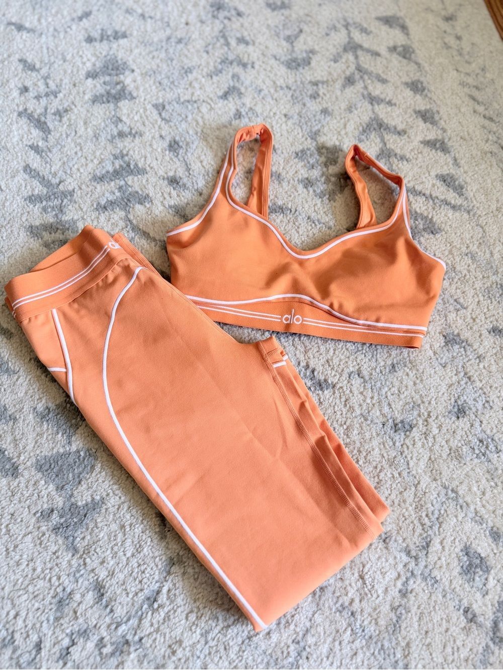 ALO Yoga Airbrush High-Waist Heart Throb Legging & Bra - Picture 2 of 11